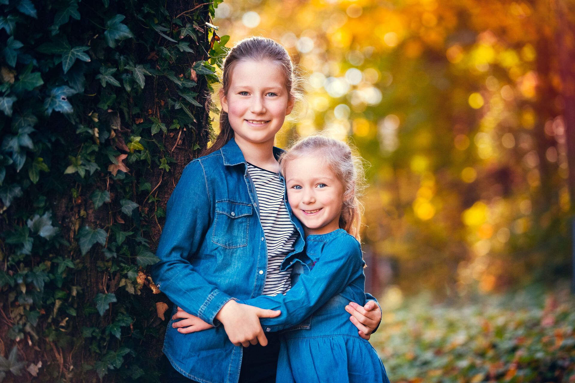 Perhekuva otettu puistossa. Vanhemmat ja lapsi kuvassa. Perhekuvaus Jyväskylässä.