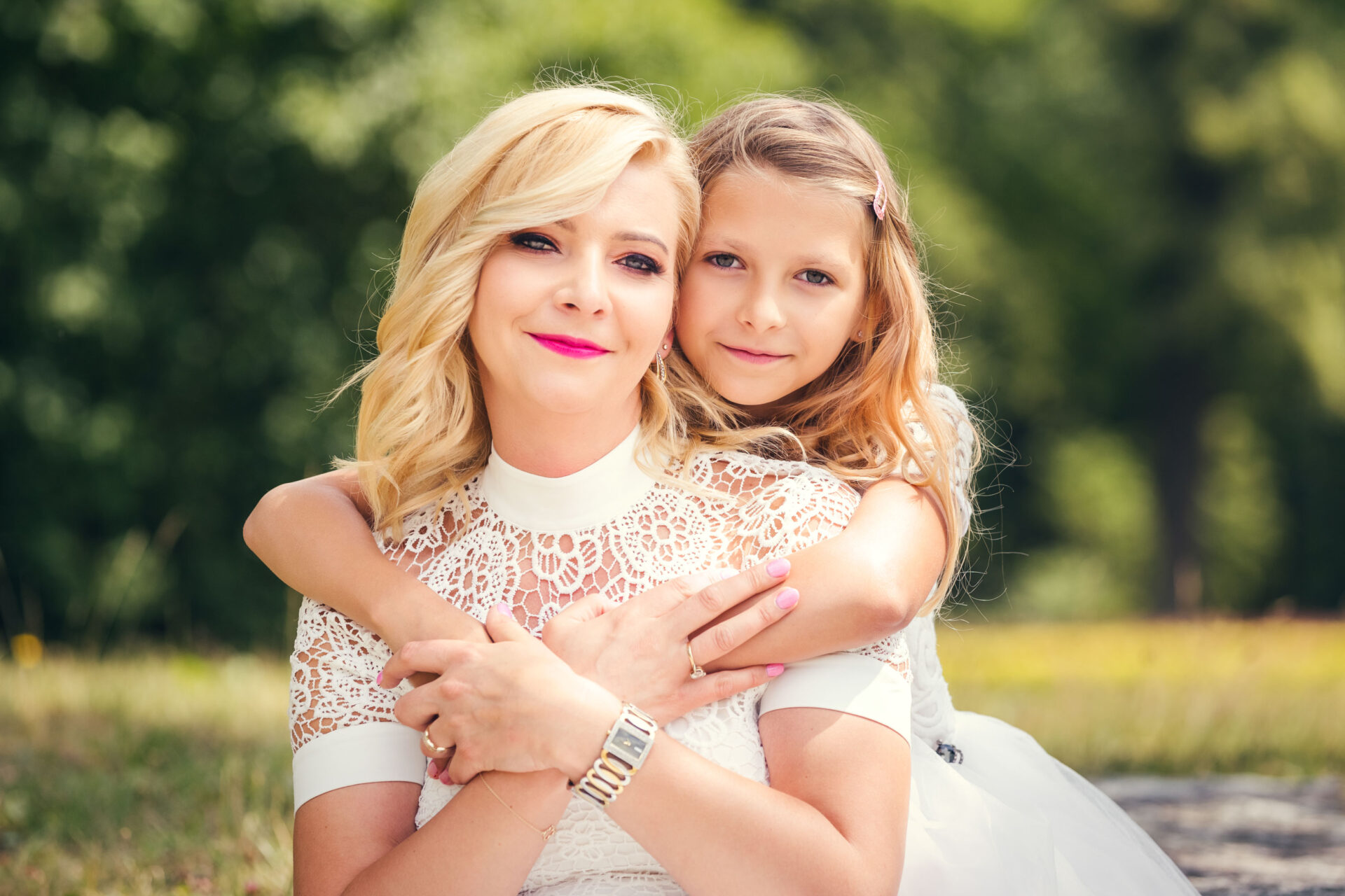 Perhekuva otettu puistossa. Vanhemmat ja lapsi kuvassa. Perhekuvaus Jyväskylässä.