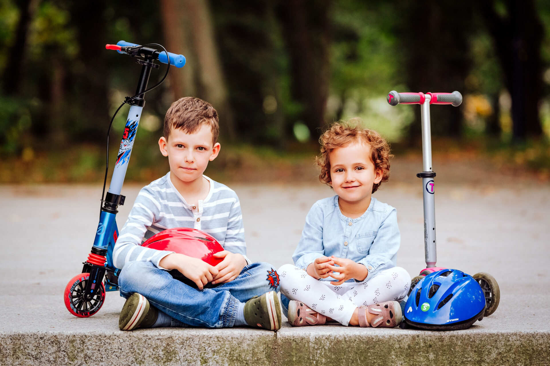 Perhekuva otettu puistossa. Vanhemmat ja lapsi kuvassa. Perhekuvaus Jyväskylässä.