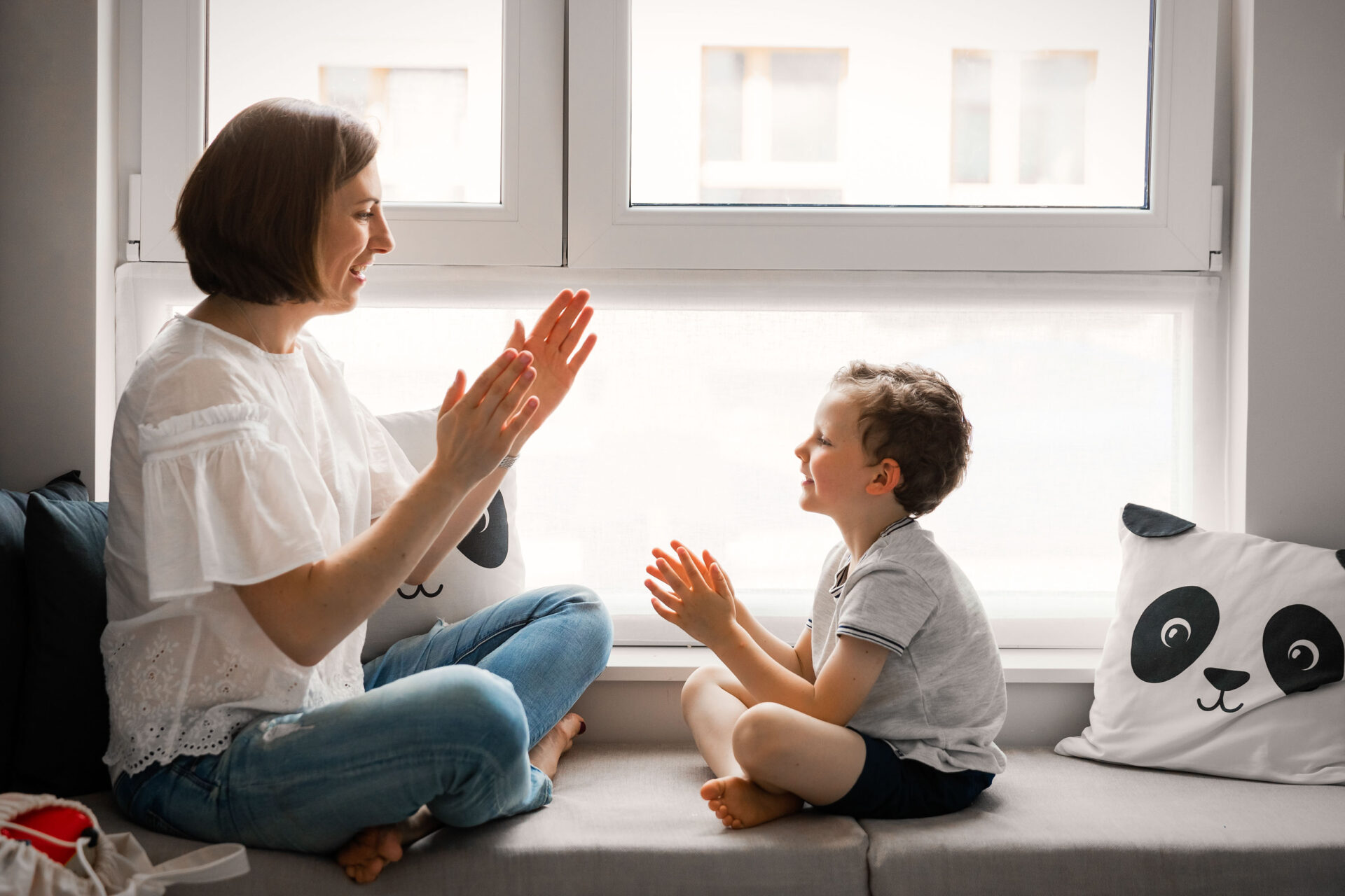 Ammattimainen perhekuva Jyväskylässä. Valokuvaus ulkona. Vanhemmat ja lapset kuvassa.