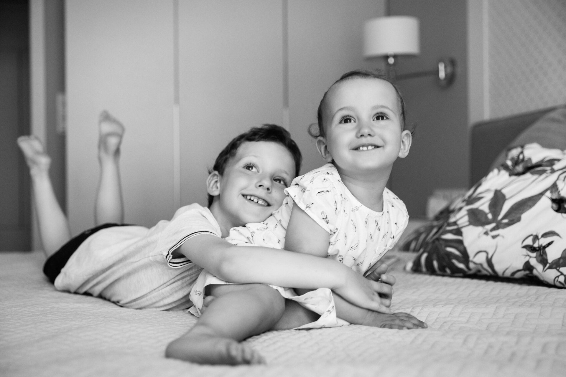 Ammattimainen perhekuva Jyväskylässä. Valokuvaus ulkona. Vanhemmat ja lapset kuvassa.