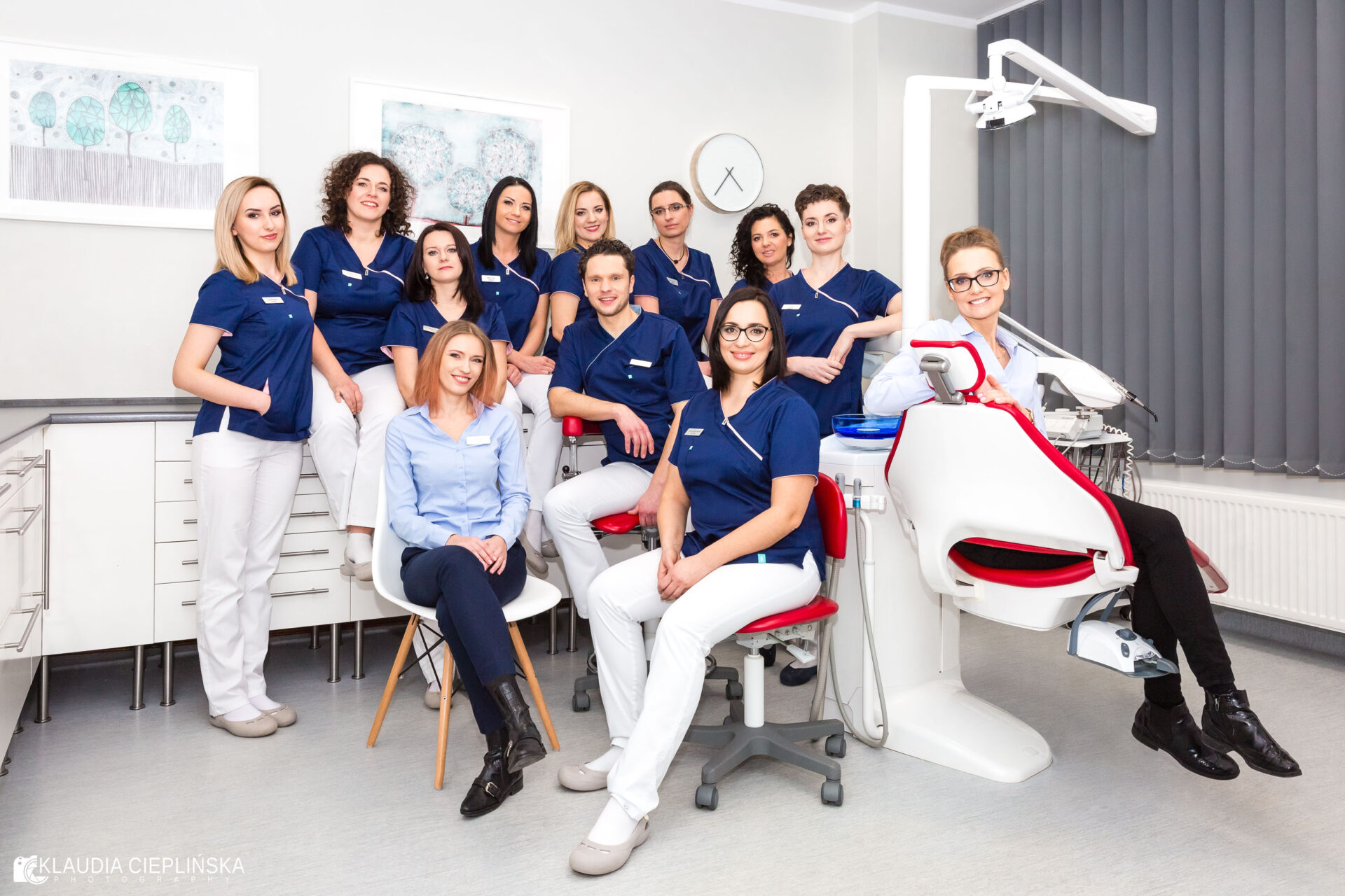 Yrityskuvat ja brändikuvat, joissa näkyy yrityksen työntekijöitä. Yrityskuvaus Jyväskylässä. Ammattitaitoinen Valokuvaus hammasklinikalle. Jyväskylän yrityskuvat.