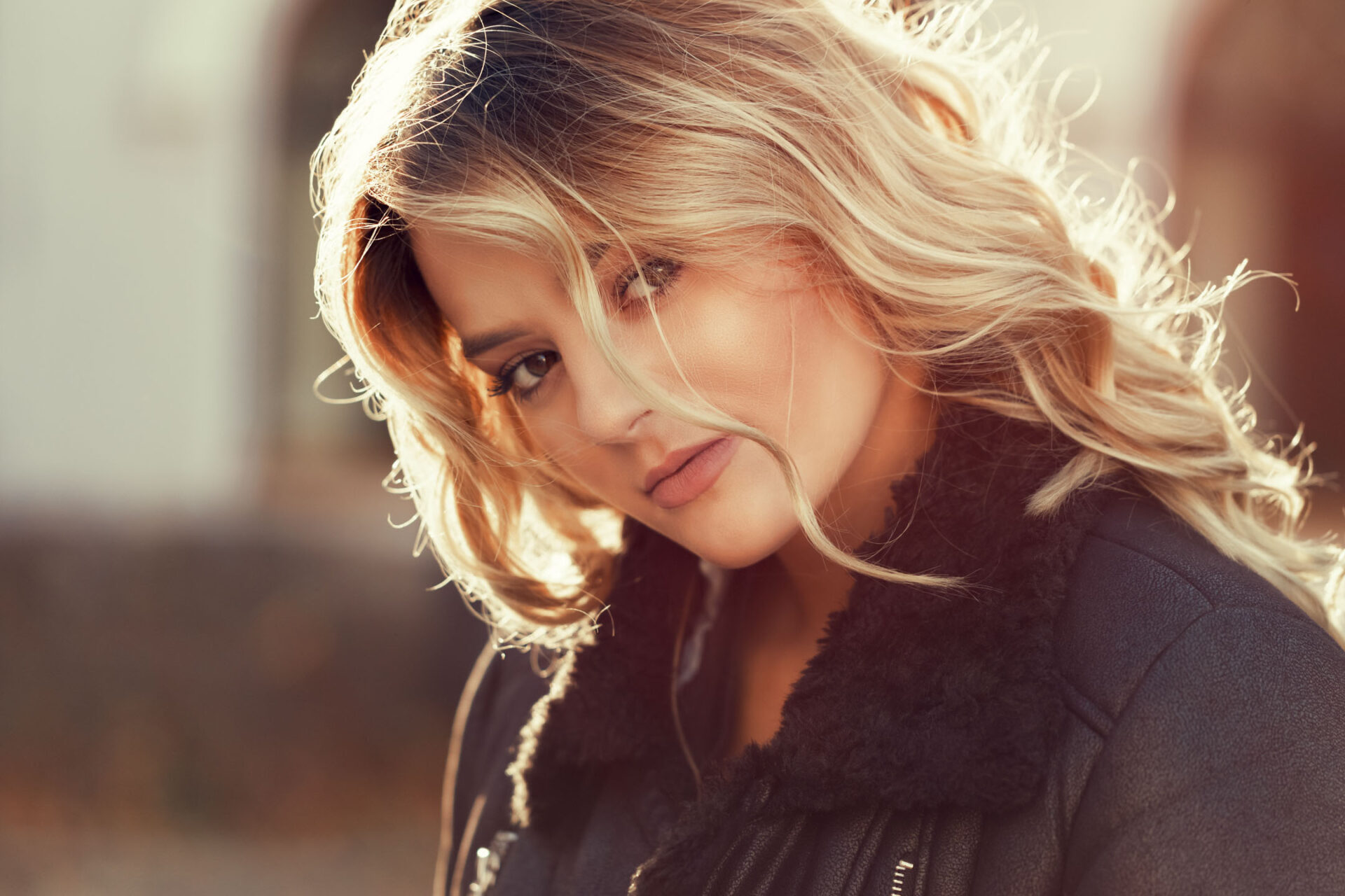 opiskelijan muotokuva ulkona