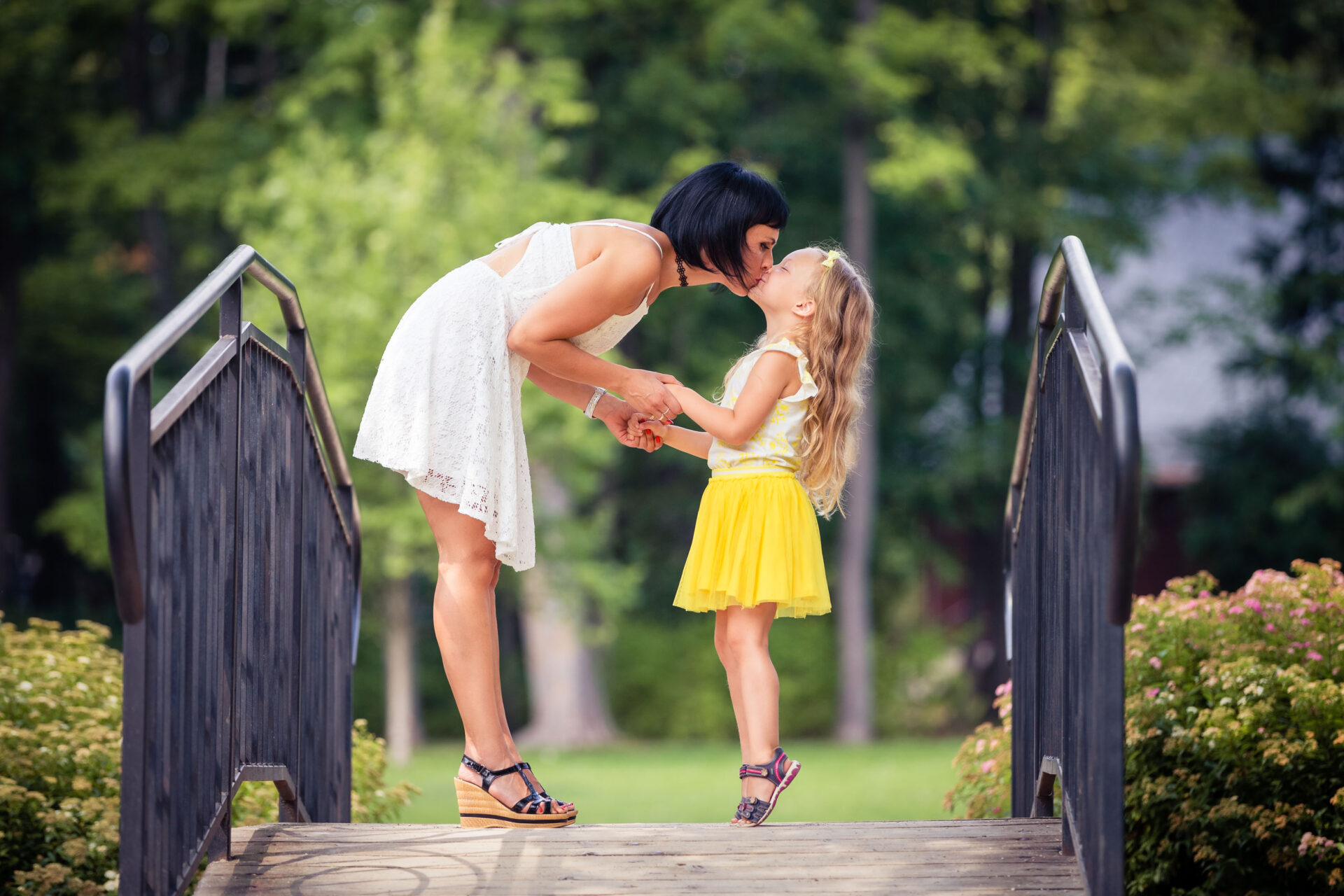Perhevalokuvat Jyväskylässä. äiti ja lapsi ulkona. 