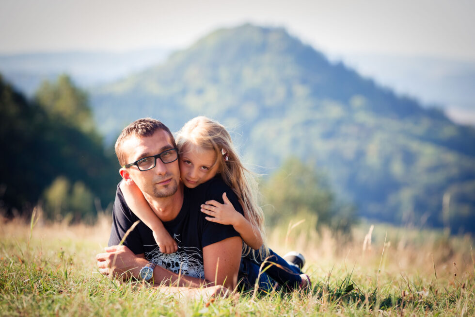 Lapsivalokuvat ja perhekuvat Jyväskylässä puistossa ulkona.