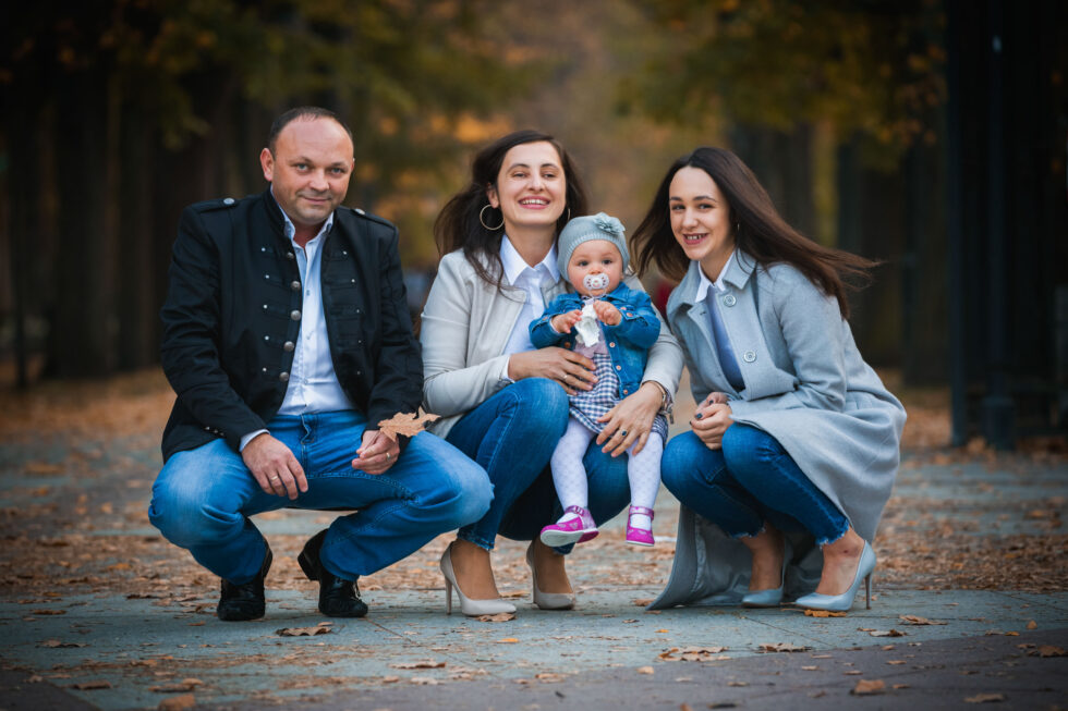Lapsivalokuvat ja perhekuvat Jyväskylässä puistossa ulkona.