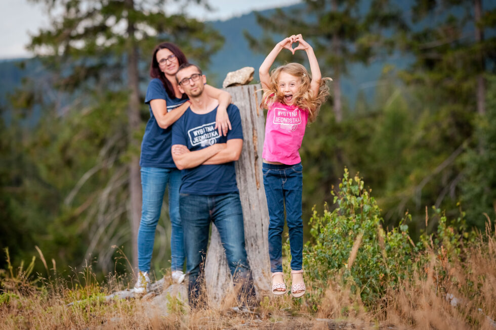 Ammattimainen perhekuva Jyväskylässä. Valokuvaus ulkona. Vanhemmat ja lapset kuvassa.