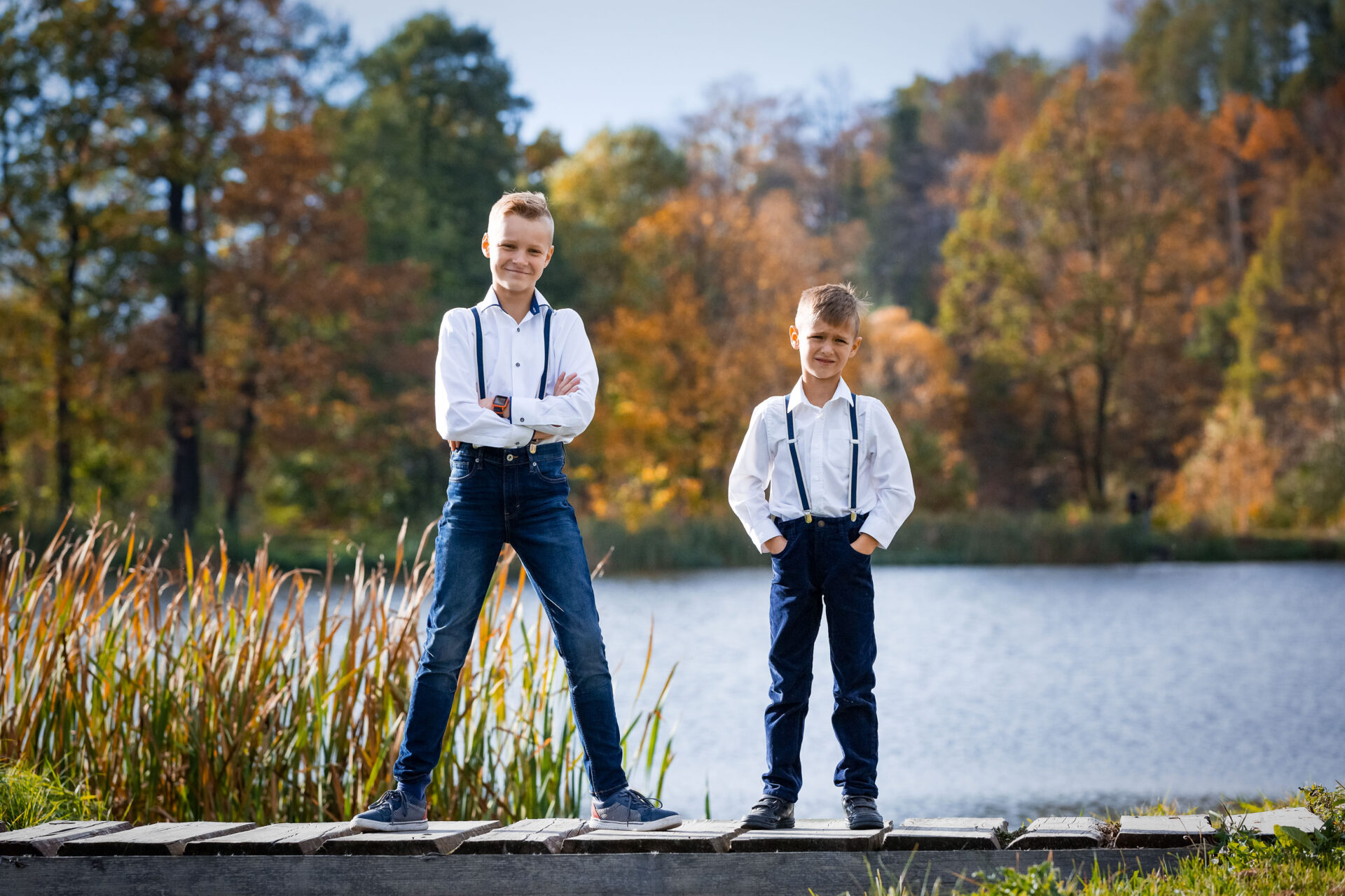 Ammattimainen perhekuva Jyväskylässä. Valokuvaus ulkona. Vanhemmat ja lapset kuvassa. 