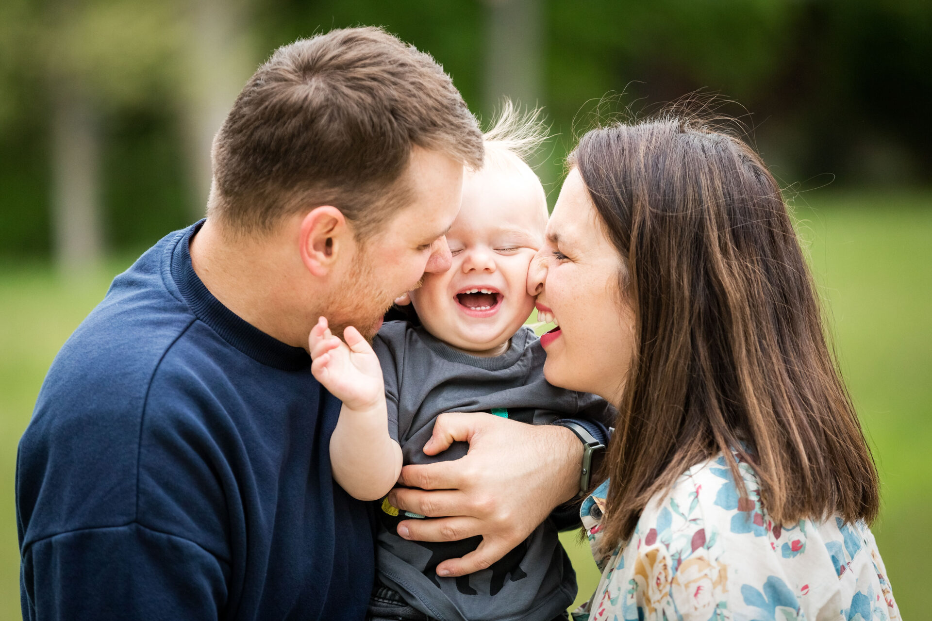 Ammattimainen perhekuva Jyväskylässä. Valokuvaus ulkona. Vanhemmat ja lapset kuvassa.