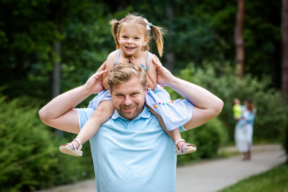 Ammattimainen perhekuva Jyväskylässä. Valokuvaus ulkona. Vanhemmat ja lapset kuvassa.