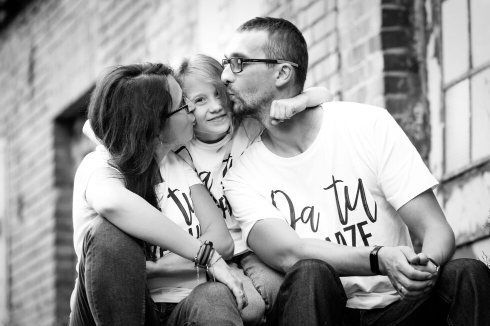 Ammattimainen perhekuva Jyväskylässä. Valokuvaus ulkona. Vanhemmat ja lapset kuvassa.