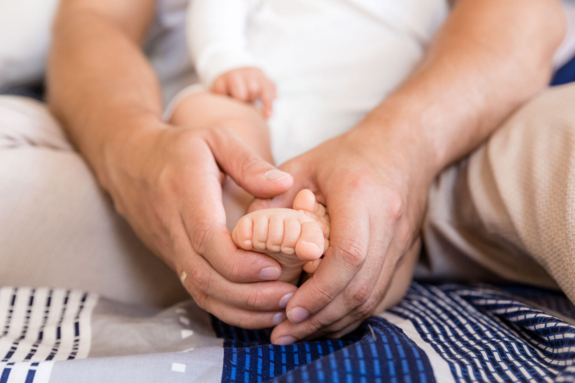 Lapsivalokuvat ja perhekuvat Jyväskylässä sisällä kotona